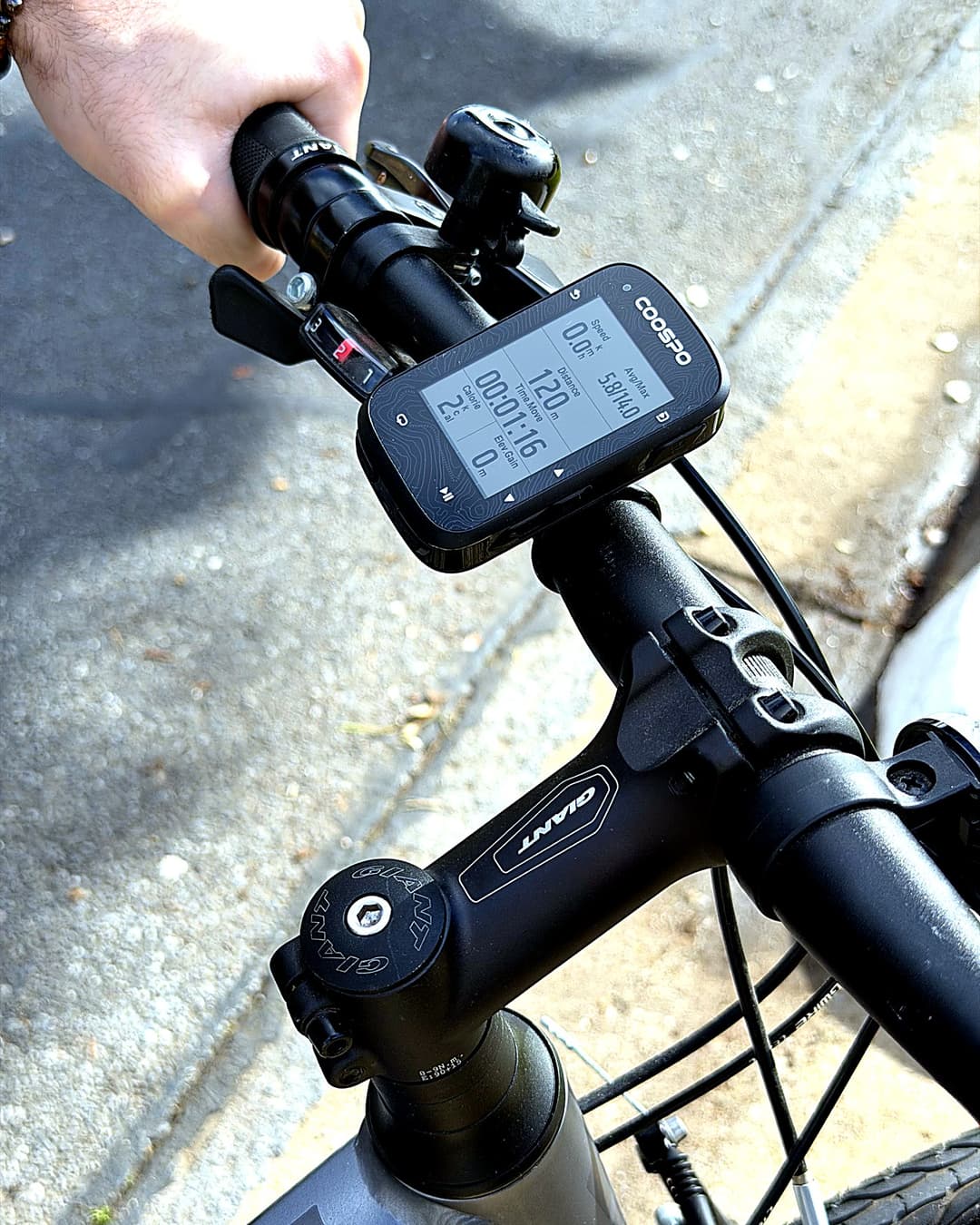 Coospo CS600 mounted on flat handlebars showing live ride data