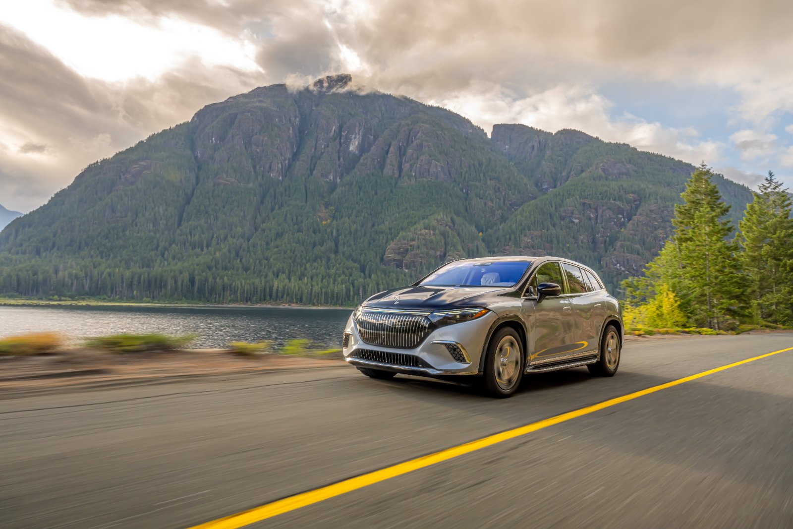 2026 Mercedes-Benz EQS SUV X296 electric flagship